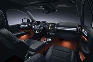 Du sidder højt og godt i Volvo XC40, omgivet af lækre materialer og moderne betjening. XC40 er lige så bred som XC60 - det giver en god rumfornemmelse.