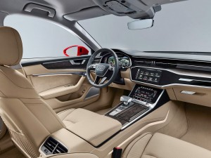 Lidt a la Tesla styres næsten alle funktioner i den nye Audi A6 ved hjælp af to skærme i midterkonsollen. Alt efter motor, er automatgearet enten 7-trins med dobbeltkobling eller et traditionelt otte-trins.
