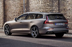 Også bagfra 'genbruger' V60 stregerne fra den større Volvo V90. Længden vokser, men V60 bliver en smule lavere.