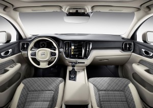 Næsten ingen knapper i V60-kabinen - langt det meste styres enten via knapper i rattet eller den lodrette skærm i midterkonsollen. Bemærk muligheden for at vælge tværstribet betræk - Volvo dyrker en mere cool og ung stil end de tyske rivaler.