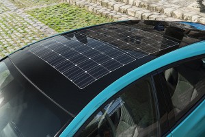 Solceller på taget bliver ekstraudstyr. Ifølge Toyota giver de 1.000 kilometers kørsel på solenergi om året.