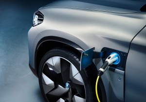 BMW holder fast i, at elbiler lades op gennem et ladestik på siden.