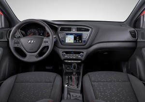 Hyundai i20-kabinen her er grå-i-grå, men fås faktisk i flere stærke farver. Mulighed for 7-tommers skærm med Apple Carplay er en anden nyhed.
