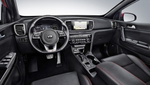 I kabinen bliver en syv tommers skærm standard i den faceliftede Sportage.